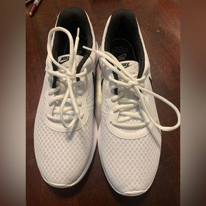 White Nike Women’s VG2 in Size 8